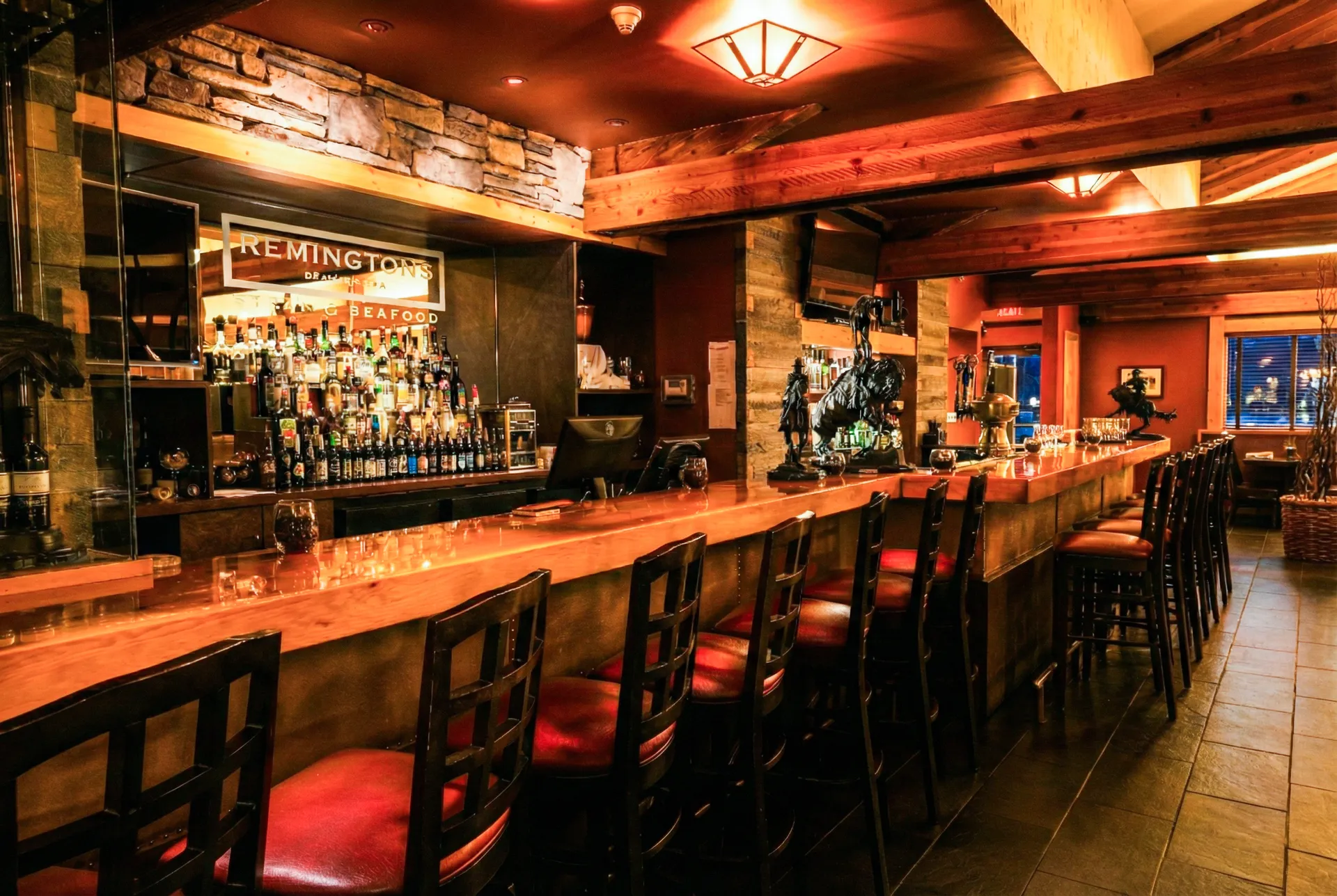 Remingtons of Niagara bar and dining atmosphere at night